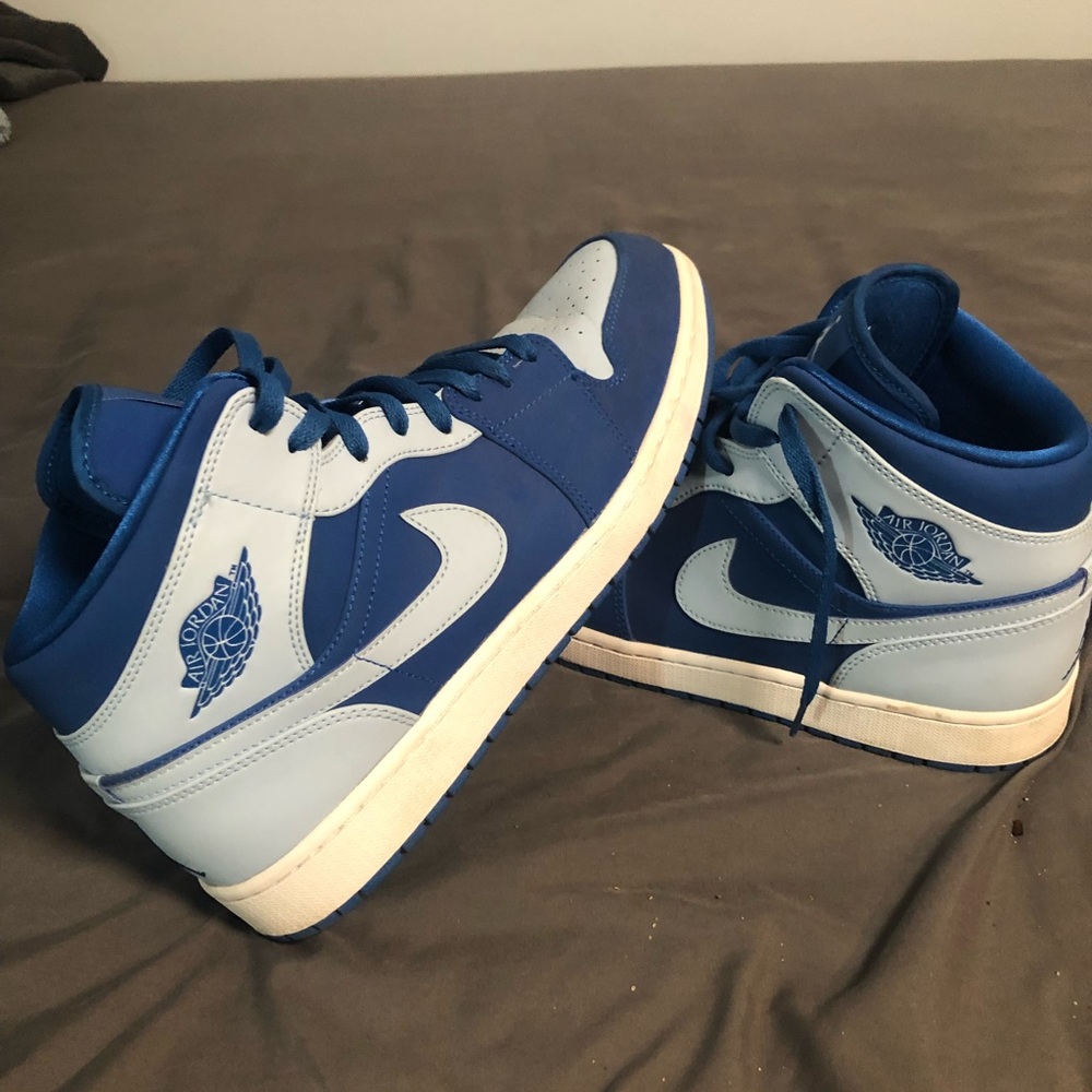 Air Jordan Retro 1 Mid ‘Ice Blue’